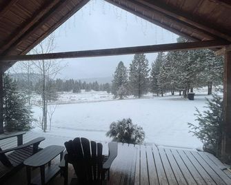 Clearwater Ranch Cabin. Peaceful & Private Mountain Cabin convenient off Hwy 200 - Greenough - Patio