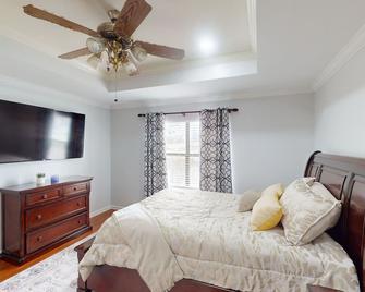 Gorgeous riverfront townhouse with balcony, boat dock & private W/D - New Roads - Habitación