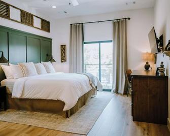 Gaines Ranch on the Square | Rancher’s Rest | King Bed Suite | Wimberley - Wimberley - Schlafzimmer