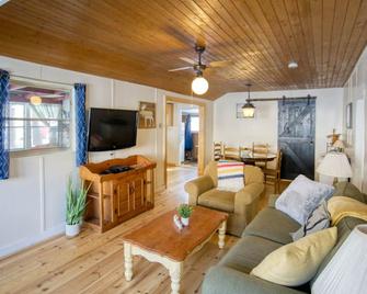 Poppa Tom's Cottage - Kahshe Lake, Ontario, Canada - Gravenhurst - Living room