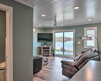 The Lakefront Home - 5 Minutes From Detroit Lakes! - Detroit Lakes - Living room