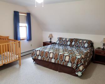Oceanfront Chalet with privacy and spectacular views. Romantic or family getaway - Hancock - Bedroom