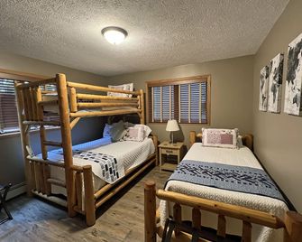Pet-Friendly Riverfront Cabin on 5 Acres with Fast Wi-Fi in Central U.P.. - Есканаба - Спальня