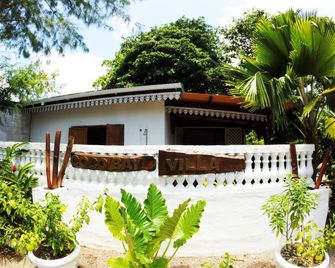 Coco Bay Guest House - Baie Sainte Anne - Gebouw