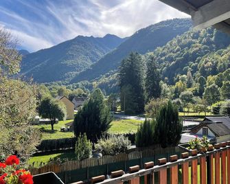 Pretty Mountain View 2-bedroom Pyrenees Apartment - Saint-Béat - Balcony