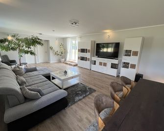 Bungalow 4 Schlafzimmer 8 Personen Parkplatz Grundstück Garten - Leipzig - Living room