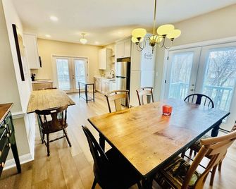 Southern Porch Haven-Pet Friendly-Sleeps 8-Fenced Backyard-Near River & Trails - Eden - Їдальня