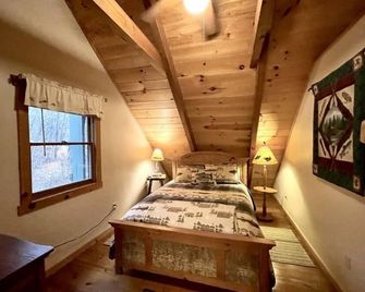 Leave the stress behind!- private hot tub, pet and motorcycle friendly, let peace and nature surround you! by RedAwning - Tellico Plains - Bedroom