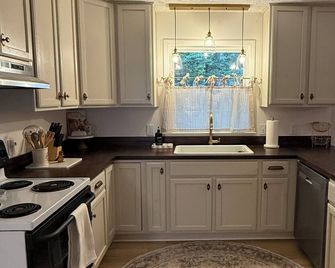 The Nook in Kilmarnock Va 3 bedroom - Kilmarnock - Kitchen