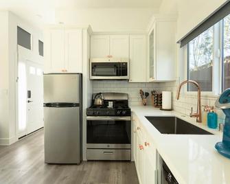 Private Guest Home New Pristine 2bed/2bath W/Yard Near Napa Center, Beach & Lax! - Inglewood - Kitchen
