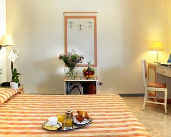 Hotel Regit - Venice - Bedroom