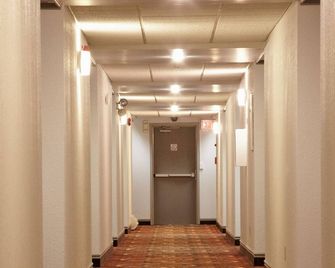 Colonial Square Inn and Suites - Saskatoon - Flur
