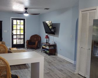 Great location. Ten minutes from Beach. Peaceful retreat! - Merritt Island - Living room