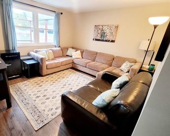 Spacious 4-bedroom waterfront house in Sylvan Beach with private yard and dock. - Sylvan Beach - Sala de estar