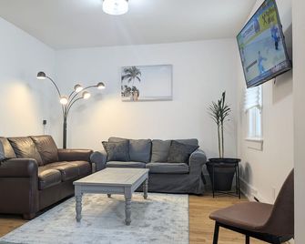 downtown 4 bedroom 2 Bath - Fredericton - Living room