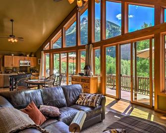 Peaceful Marble, Colorado Home with Deck and Mtn Views - Carbondale - Living room