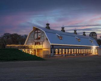 Elroy's @ Big Rock Creek: Where Adventure Meets Comfort in the St. Croix Valley - Saint Croix Falls - Building