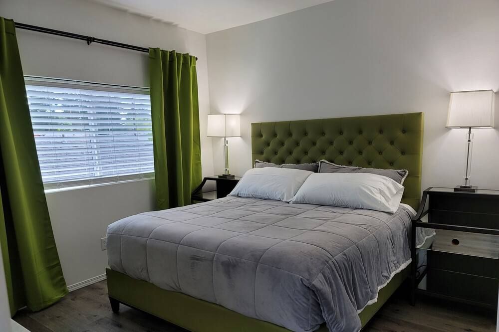 #204 New Beautiful Modern Condo Downtown Monroe! - Monroe - Schlafzimmer