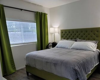 #204 New Beautiful Modern Condo Downtown Monroe! - Monroe - Schlafzimmer