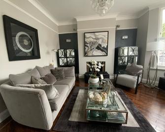 Beautiful, Boutique, Period Victorian London house,- 8 miles into Central London - London - Living room