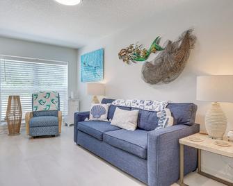 Fernandina Beach Townhome with Patio Walk to Beach! - Fernandina Beach - Oturma odası