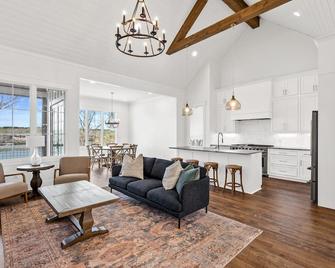 New: Dwell At Smith Lake: Luxury Lake Home, Sleeps 22, Kayaks + Water Slide! - Arley - Living room