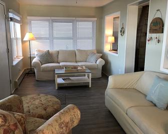 Family-friendly Comfortable Lakefront Cottage on beautiful Lake George - Fremont - Living room