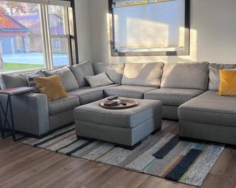 Over 200’ of lakefront all sand on Washington lake with a view of Shawano lake! - Shawano - Living room