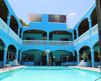 Toro Blanco - Coco - Piscina