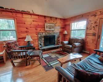 Rustic Cottage Getaway by Lake Wallenpaupack - 2 bedroms and Large Loft - Tafton - Living room