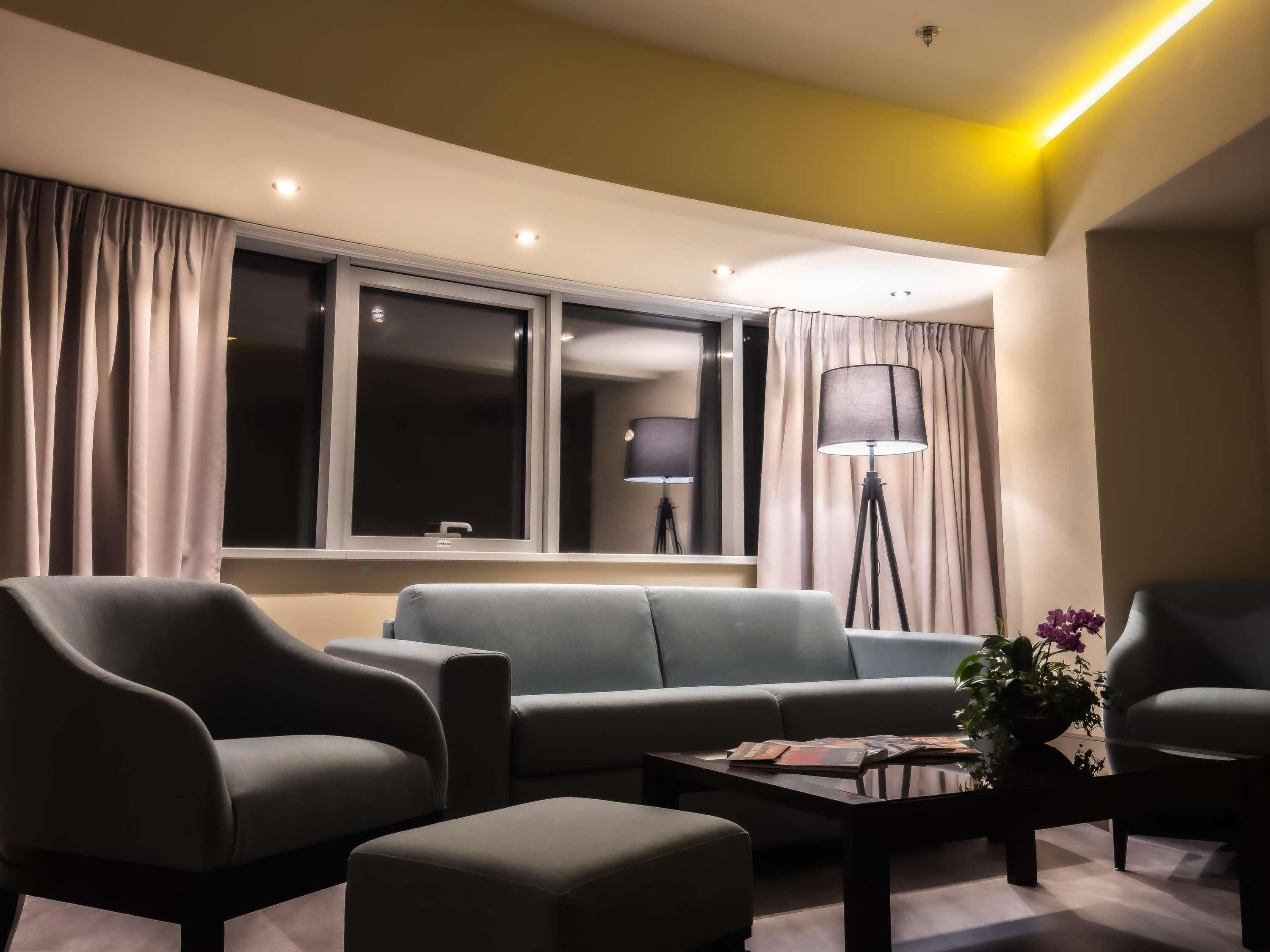 بوخاريست يونيري سكوير - هاندوريتين كوليكشن