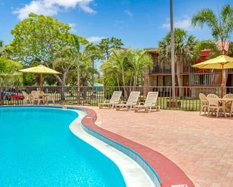 Days Inn by Wyndham Bradenton - Near the Gulf - Bradenton - Pool