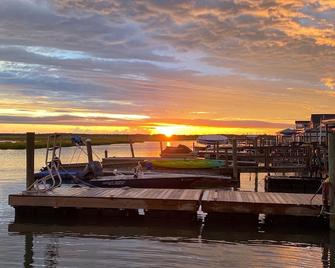 Beautiful Stone Harbor bay marshland views and stunning sunsets. Close to beach - Cape May Court House
