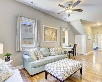 The North Beach Retreat House - North Beach - Living room