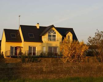 apartment/ flat - Spacious flat in house with garden, facing the ocean. The sheets ar on the beds when you arrive. - Plouhinec - Bâtiment