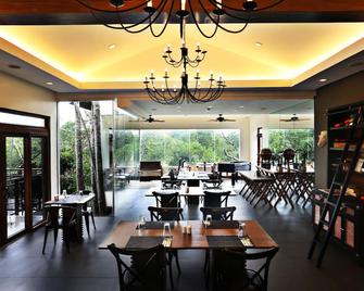 The Funny Lion - Coron - קורון - מסעדה