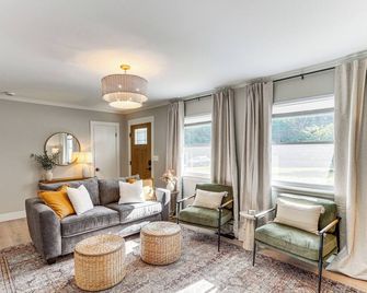 Modern Retreat with Fire Pit Near Harrison Bay! - Chattanooga - Living room