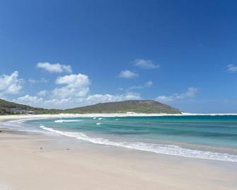 5 Bent Street huge house with Foxtel and Aircon - Shoal Bay - Beach