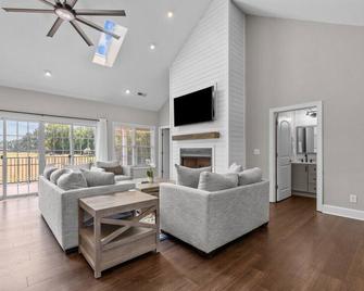 Discover Your Ultimate Luxury Retreat, Book today! - Jackson Springs - Living room