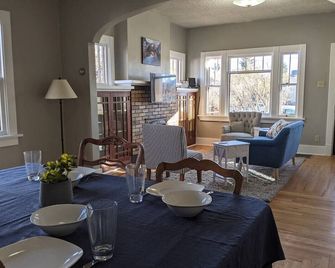 The Lewis House-Upper Level-A Peaceful Spot! - Laramie - Dining room