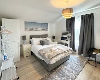 Executive Studio Apartment in the heart of Barry, Flat 1 - Barry - Chambre