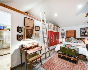 Suite 4: Outpost · Gorgeous Farm Carriage House Loft - Berryville - Habitación