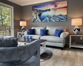 Beautiful Renovated Direct Waterfront Candlewood Lake Home~Views~Weekly Discount - Данбері - Вітальня