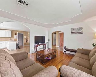 Yuba City 3 bedrooms 4 beds 2 ba Spacious Game Room Games Playground Trampoline - Yuba City - Вітальня