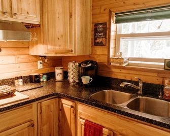Luxurious Cabin Retreat Near Oglebay Park - Triadelphia - Kitchen