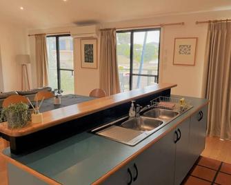 Blue Oasis - Esperance - Kitchen