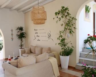 Naxos Cave Suites - Stelida - Wohnzimmer