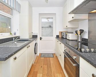 Railway View - Conwy - Kitchen