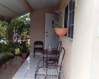Your Quiet Retreat Away From Home - Portmore - Innenhof