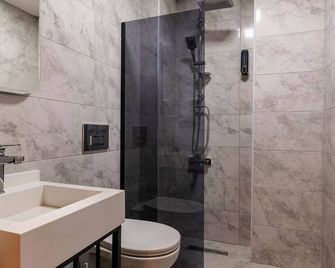 Hilltown Airport Hotel - Karaburun - Bathroom